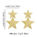 Vista detallada de pendientes de estrella dorada con medidas 3,3 cm x 4,8 cm - Estilo de Estrella de Doble Capa (E13905) / Dorado