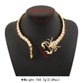 Detailweergave van een goudkleurige schorpioen halsketting met strass op een etalagepop - Schorpioen Choker Stijl (N12846) / Goud