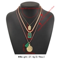 Dettaglio di un set di collane bohémien a 3 strati con ciondoli a cuore e moneta - Set di Ciondoli Geometrici a Tre Strati (N12887)