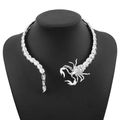 Gedetailleerde close-up van een zilverkleurige schorpioen choker met strassteentjes - Schorpioen Choker Stijl (N12846) / Wit K/Zilver