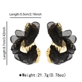 Detalle de pendientes de flor de malla con dimensiones 5,5cm x 8,7cm y peso de 21,7g - Floral 3D Negro y Oro (E14041) / 5.5x8.7cm / Negro y Oro