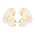 Detalle de pendientes de flores con pétalos dorados y tela de malla blanca elegante - Pendiente de Flor de Malla Metálica (E14042) / Oro-Beige