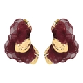 Detalle de aretes de flores de malla con base de metal dorado y tela roja oscura elegante - Floral Artístico Vintage (E14043) / Cobre Retro