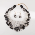 Set gioielli bohémien con collana geometrica in resina bianco e nero e orecchini abbinati - Bianco e nero