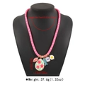 Dettaglio dei pendenti in ceramica colorata con dimensioni su una collana di perle - Stile Ciondolo in Corda Intrecciata Rosa e Bianca (N12902)