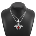 Detalle de collar plateado de capas con colgante de perla y abeja grande con gema roja pura - Juego de collares de doble capa / Collar Plateado