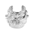 Detalle macro de grandes flores de metal plateado en 3D sobre un brazalete ancho y rígido - Plateado