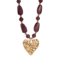 Detalle de un colgante de corazón dorado martillado con cuentas rojo oscuro en collar retro - Estilo Corazón Martillado / Rojo