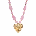 Detailansicht unregelmäßiger rosa Perlen mit gehämmertem goldenem Herzanhänger - Gehämmertes Herz-Design / Hellrosa