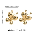 Vista detallada de pendientes de mariposa dorados con textura martillada y dimensiones - Mariposa