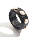 Détail macro du bracelet large en résine avec texture marbrée et clous en perles - Style Perle Artificielle Incrustée Marbre Résine Noir (B3481)