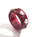 Gros plan d'un bracelet en résine marbrée rouge avec perles en cœur et métal doré - Style Perle Artificielle Cœur Marbre Rouge (B3482)