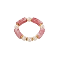 Primer plano de pulsera boho con cuentas de resina rosa jaspeada y perlas blancas - Rosa