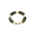 Detalle de cuentas de resina verde mármol y perlas de imitación en pulsera elástica - Verde oliva