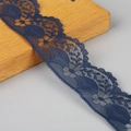 Exquisite 4cm dunkelblaue Spitzenbordüre mit Blumenmuster für DIY-Kleidungsdekoration - 4cm Breite, 5 Yards/Packung / Marineblau