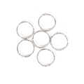 Set de seis anillos abiertos trenzados plateados con textura martillada para DIY - Diámetro 20mm x Grosor 1,5mm (50 piezas/paquete) / Oro blanco