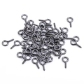 Nahaufnahme von gunmetal grauen Ösenschrauben für DIY Schmuckherstellung und Handwerk - Gunmetal