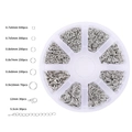 Detalle macro del kit de accesorios de joyería DIY plateados con anillas y cierres - Oro blanco