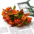 Ramo de bayas artificiales naranja y rojas con hojas verdes para manualidades de bricolaje - Estilo de Flor 8 (Longitud 70mm/10 Piezas Paquete)