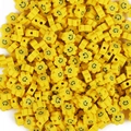 Vue macro de perles fleurs jaunes en pâte polymère avec smileys pour la création de bijoux - Smiley Fleur de Prunier (4873383871398) / 30 Pièces/Paquet (10mm x 4mm) / Jaune