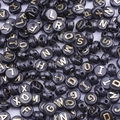 Platte ronde zwarte acryl letterkralen met goudkleurige letters voor DIY-sieraden - Gouden Letter / 50 Stuks / Zwart