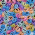 Gekleurde acryl alfabet kralen met zwarte hoofdletters voor DIY handwerk en sieraden - Zwart Letter / 50 Stuks / Lichtgevende Gemengde Kleuren