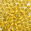 Platte ronde gele acryl kralen met smiley gezichtje voor het maken van DIY sieraden - Zwarte Smiley Face / 50 Stuks / Geel