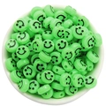 Platte ronde lichtgroene acryl kralen met zwarte smileys voor DIY sieraden maken - Glimlachstijl / 50 Stuks / Groen