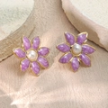 Elegantes pendientes de flores en esmalte morado con perlas y bordes dorados en piedra - Púrpura