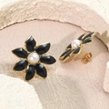 Pendientes de flores vintage dorados con esmalte negro y perlas blancas centrales - Negro