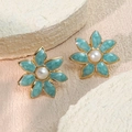 Detalle de pendientes de flores retro con esmalte jaspeado verde y perla en acabado dorado - Azul
