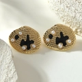 Dettaglio orecchini a conchiglia dorati con smalto nero e perle bianche su pietra - Oro Nero Irregolare (FYD6223EH-black)
