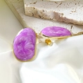 Boucles d'oreilles ovales irrégulières dorées avec résine marbre violet sur soie - Violet