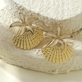 Goldene Seestern- und Muschel-Ohrstecker mit rosa Emaille für einen Urlaubs-Strandstil - Weiß