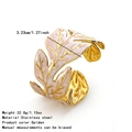 Dettaglio macro del bracciale a foglia in acciaio inossidabile con smalto viola e oro - Bianco