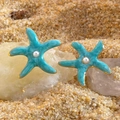 Dettaglio di orecchini a stella marina in smalto verde acqua con perle su sabbia - Stella Marina Blu (FYD6222EH-blue)