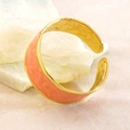Dettaglio dell'ampio bracciale dorato con smalto arancione corallo e trama in metallo martellato - FYD6251SZ / Rosso
