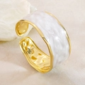 Dettaglio del bracciale smaltato oro con trama marmo bianco e bordi ondulati irregolari - FYD6251SZ / Bianco