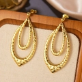 Boucles d'oreilles goutte dorées avec texture martelée sur support en bois - Pendentif martelé imbriqué doré