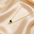 Goldene Edelstahlkette mit herzförmigem grünem Geburtsstein auf champagnerfarbenem Satin - Dunkelgrün