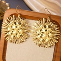Boucles d'oreilles soleil dorées avec finition martelée et design géométrique minimaliste - Crochets rayons de soleil martelés dorés
