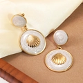 Eleganti orecchini a conchiglia dorati con smalto beige in stile costiero vintage - Bianco (FYD6178EH-white)
