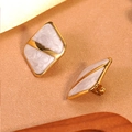 Boucles d'oreilles carrées géométriques dorées avec incrustation résine marbre blanc - Blanc