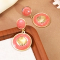 Orecchini a conchiglia dorata con trama in marmo rosa e rilievo a tema oceanico - Rosso (FYD6178EH-red)