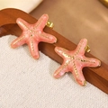 Dettaglio di orecchini a stella marina rosa sfumato con bordi dorati e smalto - Stella Marina Rosa Forte a Pois (FYD6160EH-rose-red)