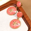 Dettaglio macro di orecchini a stella marina con smalto arancione e inserti oro - Tondo Grande Rosso (FYD6174EH-red)