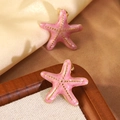 Dettaglio macro degli orecchini a stella marina in smalto rosa con eleganti tocchi d'oro - Stella Marina Rosa a Pois (FYD6160EH-pink)