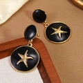 Dettaglio degli orecchini a stella marina dorati con smalto nero su legno - Tondo Grande Nero (FYD6174EH-black)