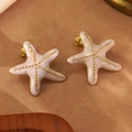 Orecchini a perno a forma di stella marina rosa e oro su uno sfondo caldo e materico - Stella Marina Bianca a Pois (FYD6160EH-white)
