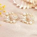 Orecchini a perno con stelle marine e conchiglie dorate su sfondo sabbioso marino - Corona Stella Bianca (FYD6185EH-white)